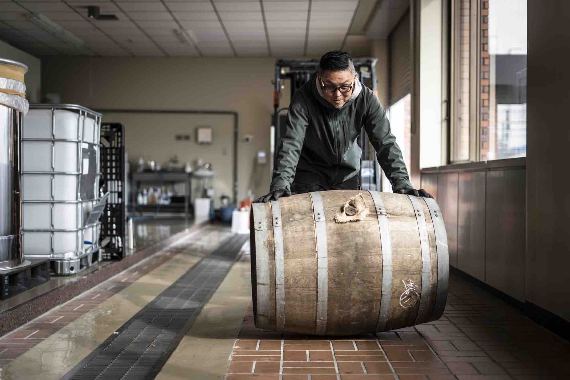 樽を押す職人