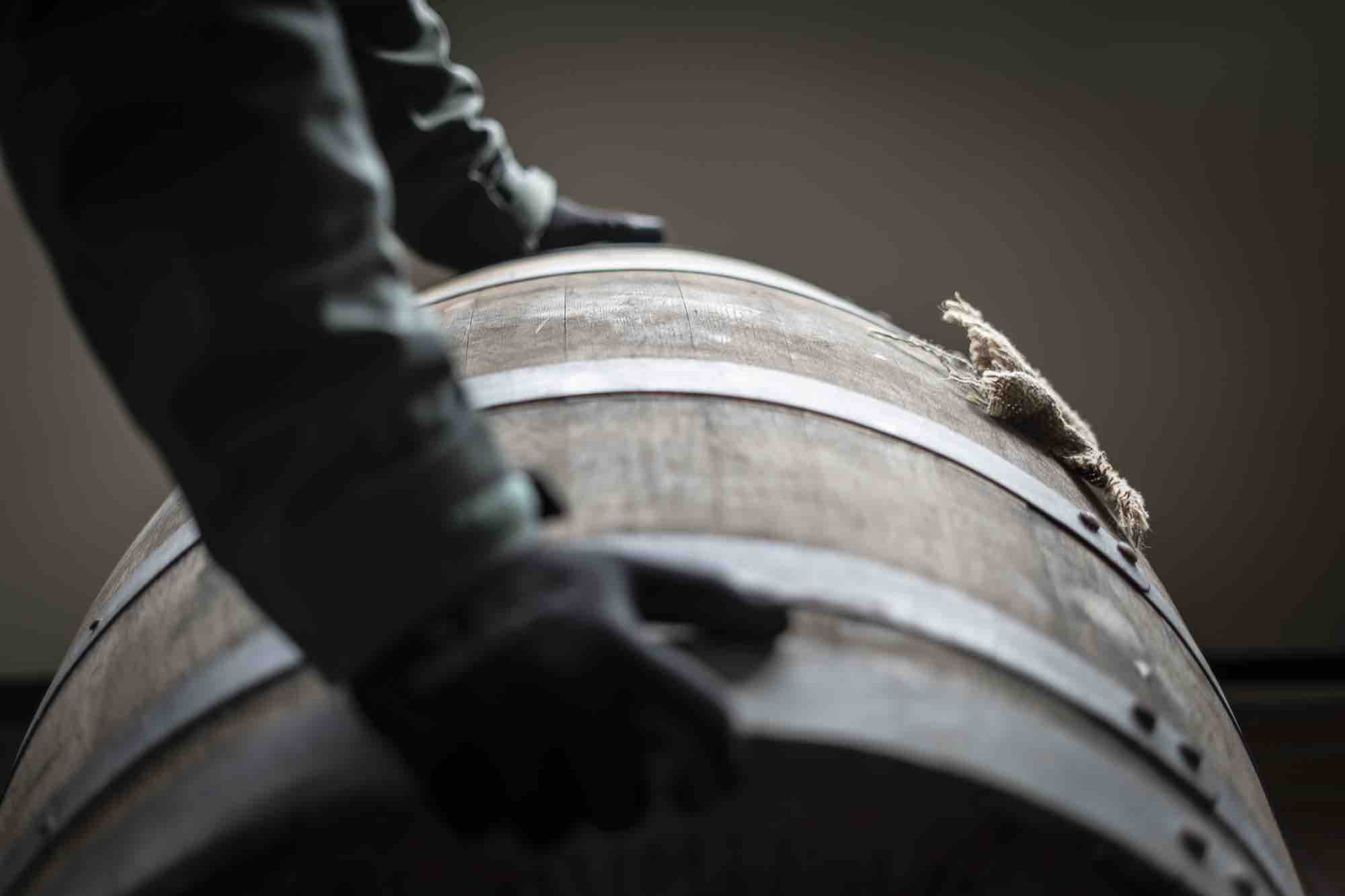 ウイスキー樽を見守る手