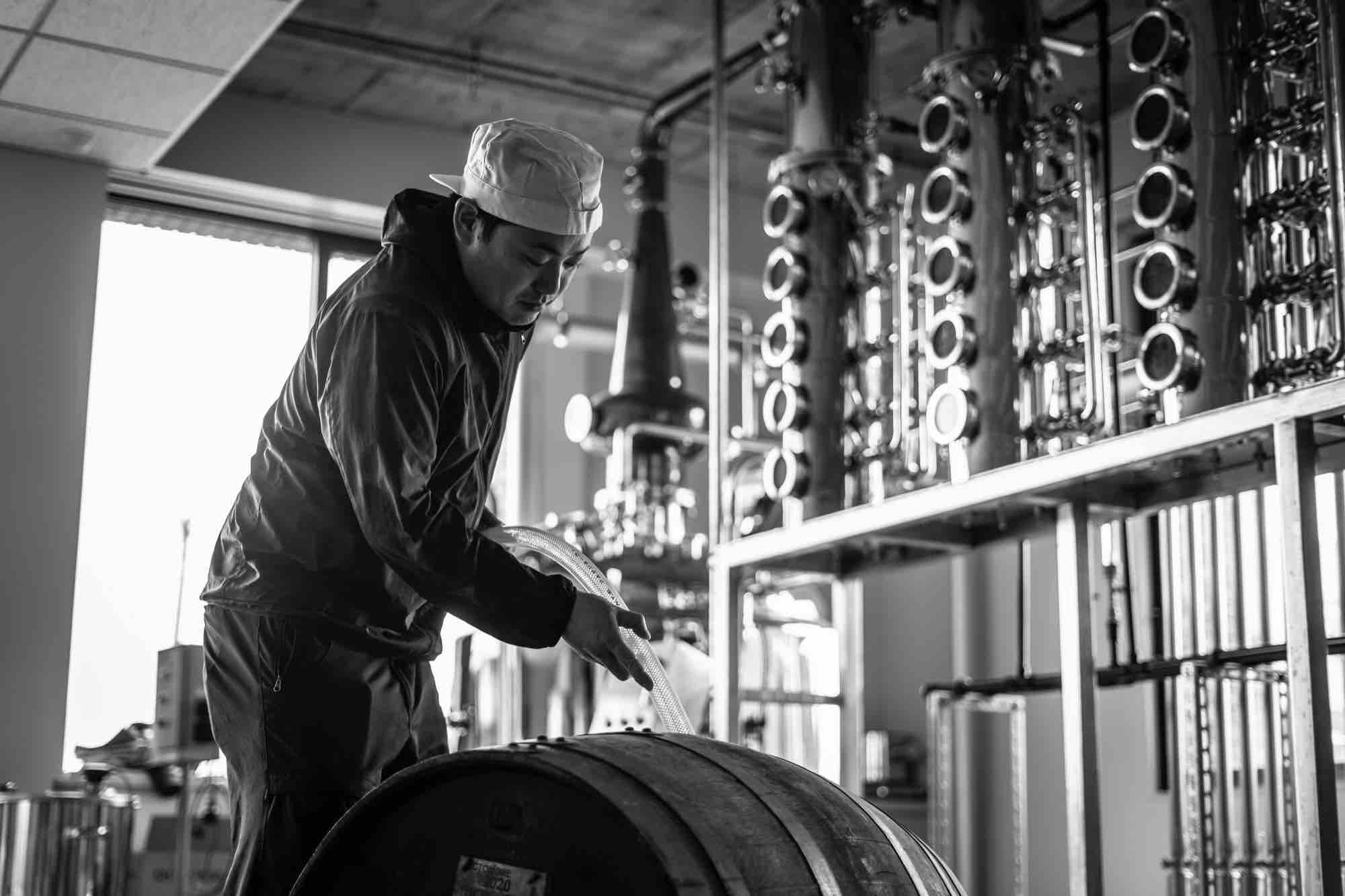 樽の移動準備を行う職人