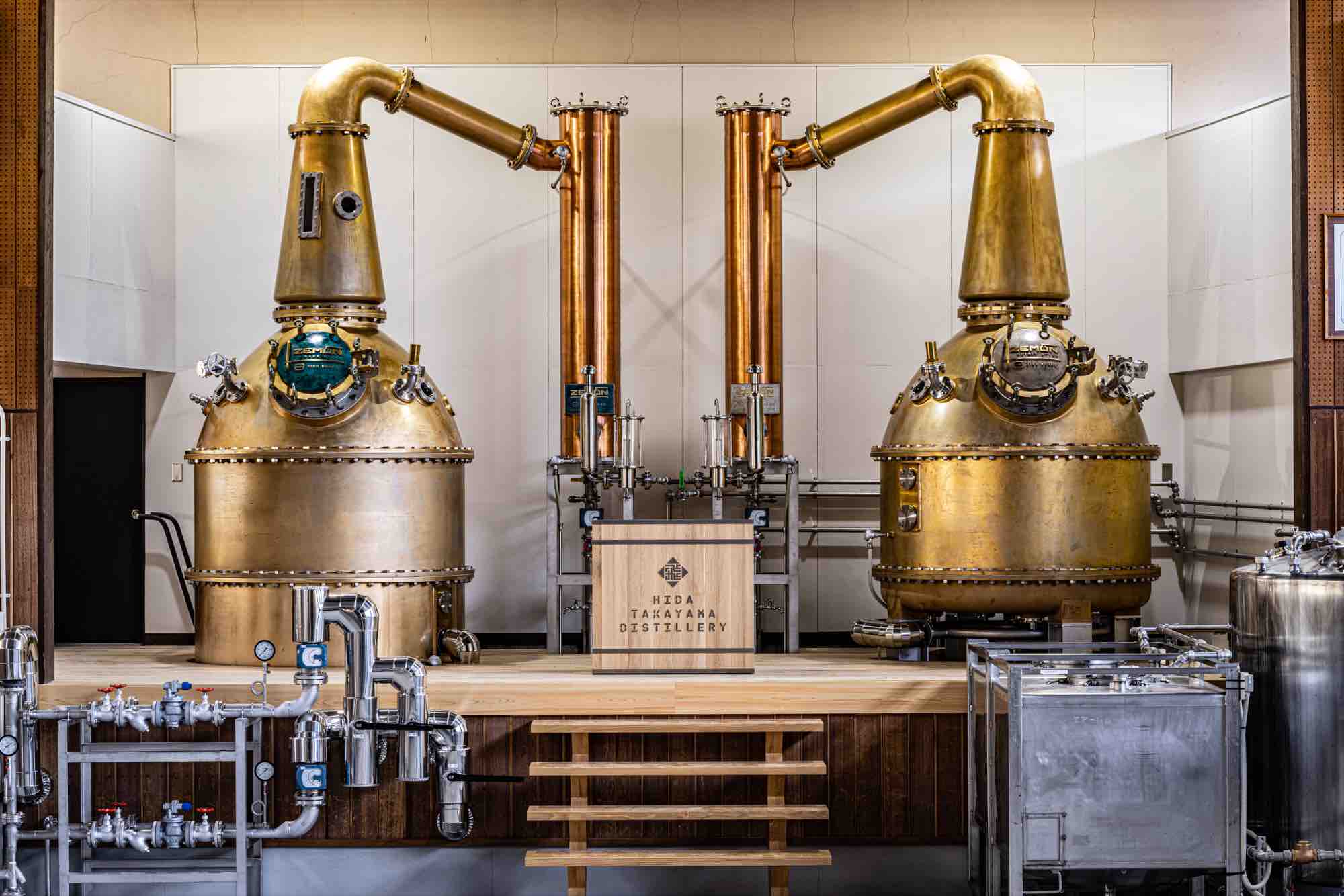 飛騨高山の山あいに並ぶ樽