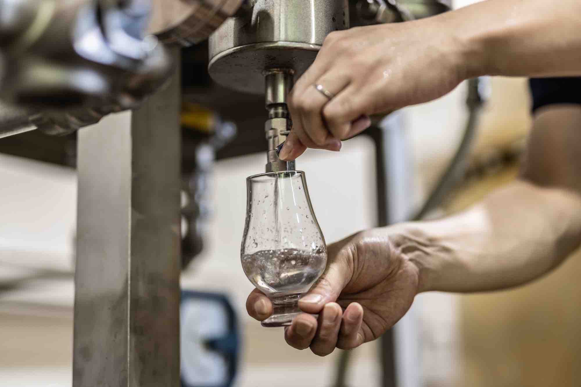 樽から注がれるウイスキー