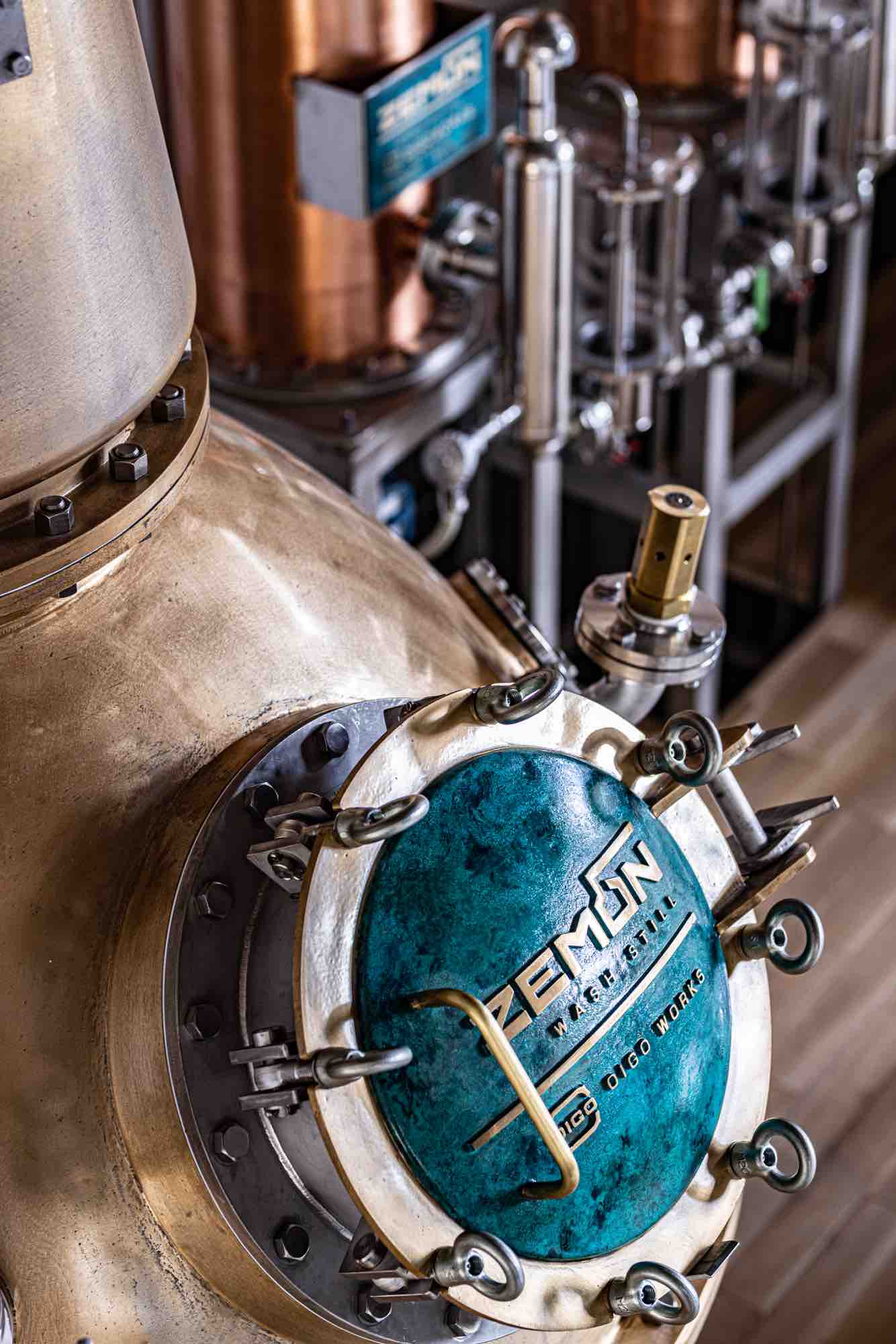 蔵の外観と山の稜線