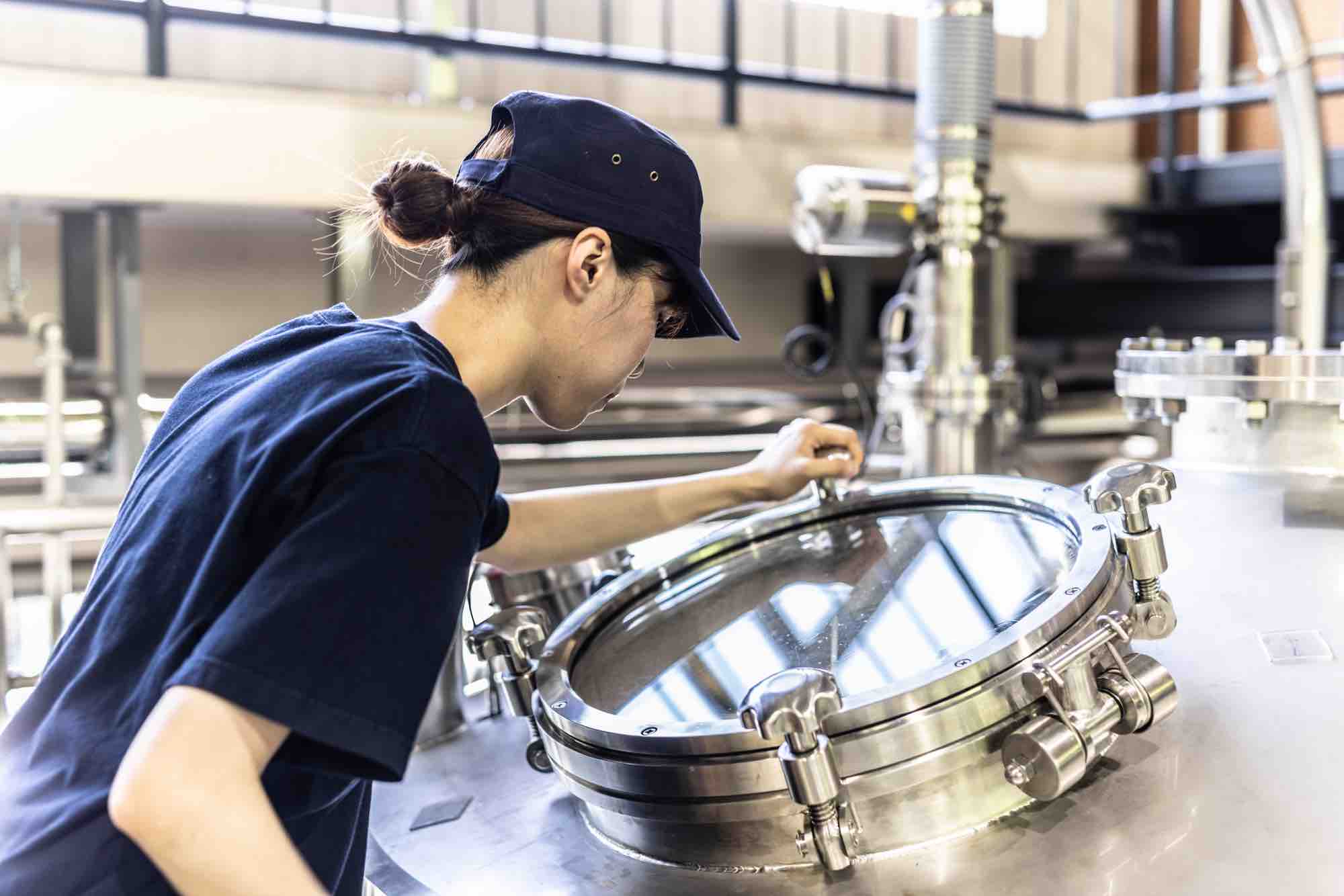 樽を動かす職人たち